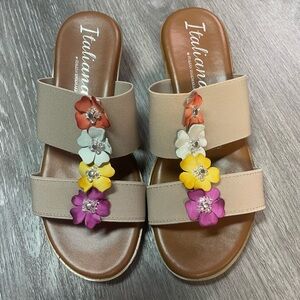 Women's Floral Wedge Julliet Sandals - Stretch Tan Multi 7.5M EUC